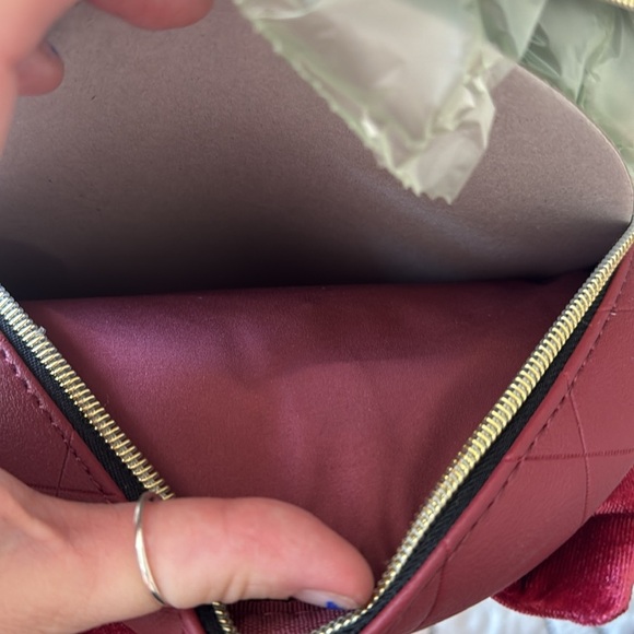 Loungefly New with Tag/Bag backpack Minnie Mouse Black & Burgundy Quilted Disney - Picture 8 of 11